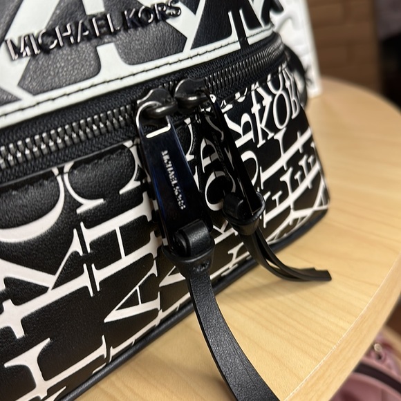 Michael Kors NWT RHEA ZIP MSRP 328 S0125 - Picture 4 of 7